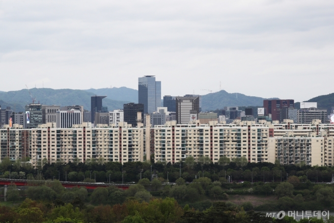 (서울=뉴스1) 이광호 기자 = 서울 강남 3구와 비강남지역의 아파트 가격 겨차가 커지며 아파트값 양극화가 심화되고 있는 가운데 21일 서울도심에서 바라본 강남 아파트 단지 모습.   강남 3구 아파트값은 올 들어 석 달 동안 오름세를 보이며 3.3㎡당 평균 가격이 6천6백만 원을 넘었다. 2024.4.21/뉴스1  Copyright (C) 뉴스1. All rights reserved. 무단 전재 및 재배포,  AI학습 이용 금지. /사진=(서울=뉴스1) 이광호 기자