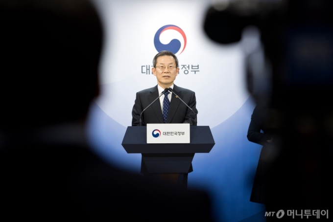 13일 서울 세종로 정부서울청사에서 열린 브리핑에서 이종호 과학기술정보통신부 장관이 '2024년 주요 정책'을 발표하고 있다. / 사진제공=과학기술정보통신부