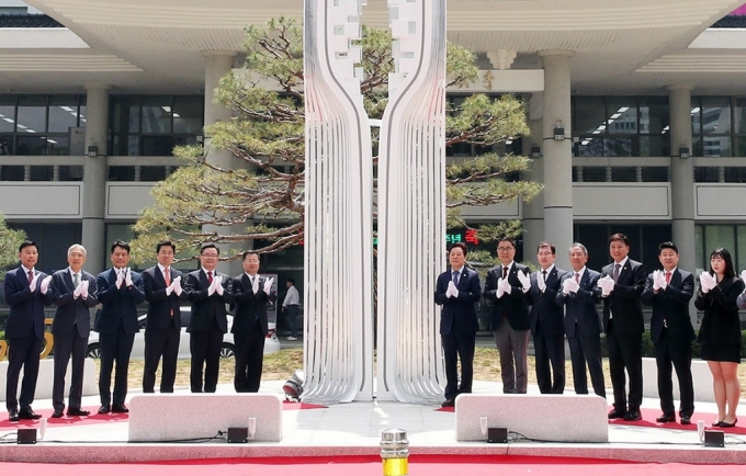 박완수 경남도지사(가운데)와 홍남표 창원특례시장(왼쪽에서 5번째) 등이 창원국가산단 지정 50주년 기념 상징 조형물 제막식을 하고 있다.