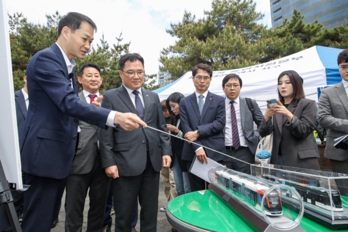 24일 백원국 국토교통부 2차관 24일 충청권 광역급행철도(CTX) 출발역인 정부대전청사역 현장점검을 실시했다./사진제공=국토교통부