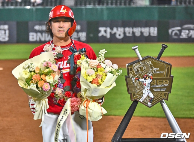 SSG 랜더스 최정이 24일 부산 사직야구장에서 열린 롯데 자이언츠와 2024 신한 SOL Bank KBO 리그 원정경기에서 5회 초 개인 통산 468호 홈런을 터트린 후 기념촬영을 하고 있다.