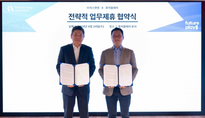 유재호 브리스캔영 대표(왼쪽)와 권오형 퓨처플레이 권오형 대표가 스타트업의 인재 채용과 인사 관리를 골자로 한 업무 협약을 진행했다 /사진제공=퓨처플레이