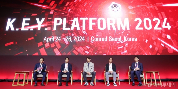 김재수 한국과학기술정보연구원 원장, 최홍준 업스테이지 부사장, 조기수 SK C&C 그룹장, 이건복 한국 마이크로소프트 리드(상무), 손병호 한국과학기술기획평가원 부원장이 25일 영등포구 여의도 콘래드서울호텔에서 머니투데이 주최로 열린 '2024 키플랫폼' 총회 특별세션에서 패널토의를 하고 있다. /사진=김휘선