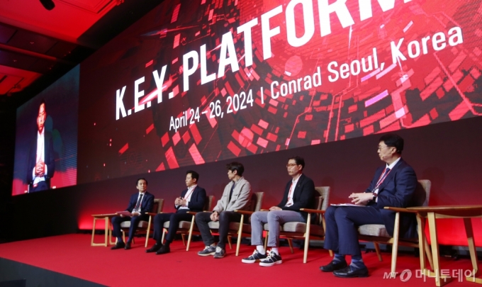김재수 한국과학기술정보연구원 원장, 최홍준 업스테이지 부사장, 조기수 SK C&C 그룹장, 이건복 한국 마이크로소프트 리드(상무), 손병호 한국과학기술기획평가원 부원장이 25일 영등포구 여의도 콘래드서울호텔에서 머니투데이 주최로 열린 '2024 키플랫폼' 총회 특별세션에서 패널토의를 하고 있다. /사진=김휘선 기자 hwijpg@