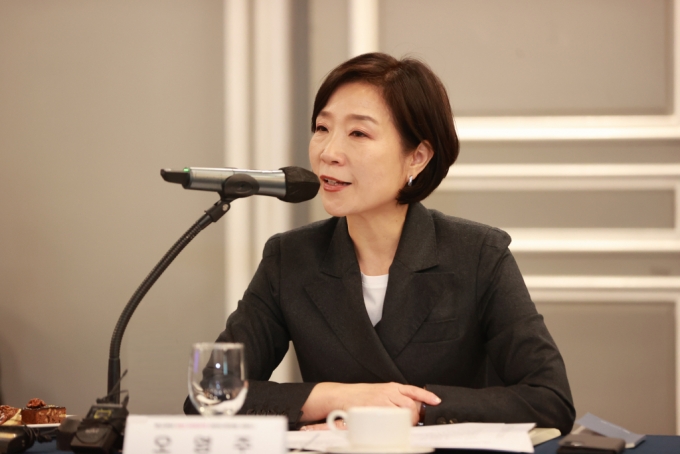 오영주 중소벤처기업부 장관이 지난 2월 서울 영등포구 켄싱턴호텔에서 열린 '중소벤처 R&amp;D 미래전략 라운드테이블 세미나'에 참여했다./사진=중소벤처기업부 /사진=(서울=뉴스1)