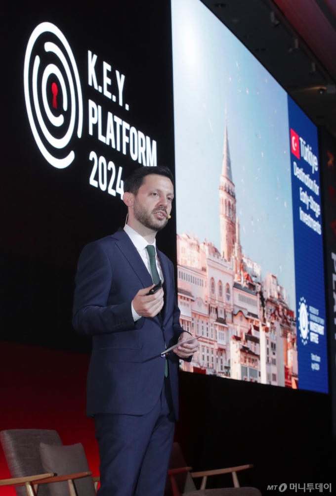 타하 사란 튀르키예투자청 한국지부장이 26일 영등포구 여의도 콘래드서울호텔에서 머니투데이 주최로 열린 '2024 키플랫폼' 총회에서 '튀르키에: 초기 투자의 목적지'를 주제로 발표를 하고 있다. /사진=김휘선