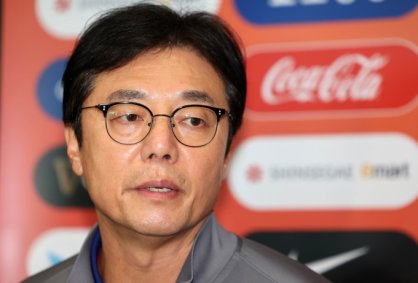 고개 숙인 황선홍 "한국 축구, 시스템 바뀌어야…격차 더 커질 것"