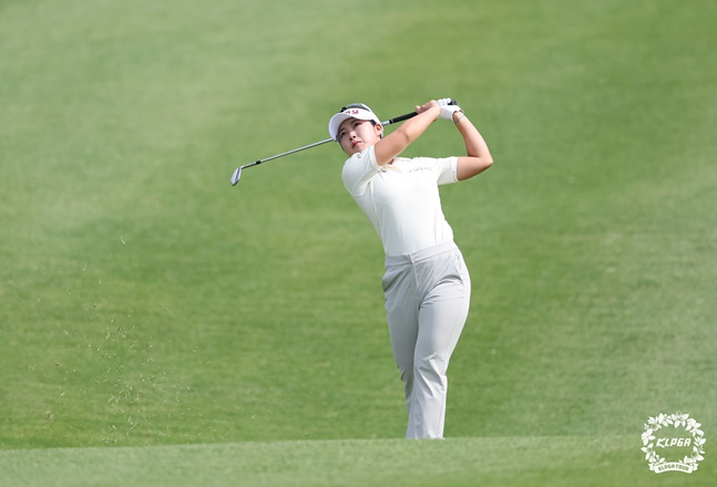 전예성이 28일 크리스에프앤씨 KLPGA(한국여자프로골프) 챔피언십 4라운드에서 아이언샷을 하고 있다. /사진=KLPGT