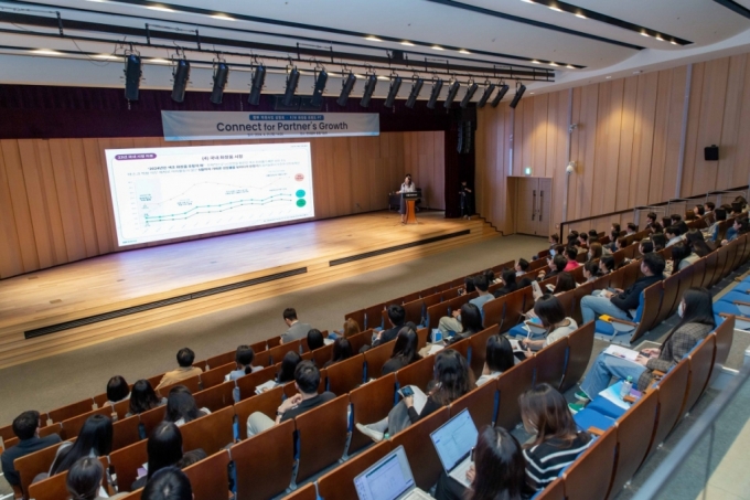 지난 25일 오후 서울 서초구에 위치한 한국콜마 종합기술원에서  콜마홀딩스가 고객사들을 대상으로 정부 지원사업 설명회를 개최하는 모습/사진=콜마홀딩스