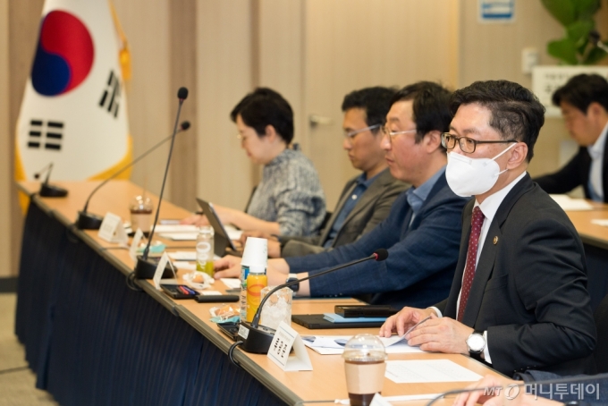 류광준 과학기술정보통신부 과학기술혁신본부장이 지난 4월 오후 서울 종로구 광화문교보빌딩 국가과학기술자문회의 대회의실에서 열린 '2024년 제3회 국가연구개발사업평가총괄위원회'를 주재하고 있다. /사진=뉴스1