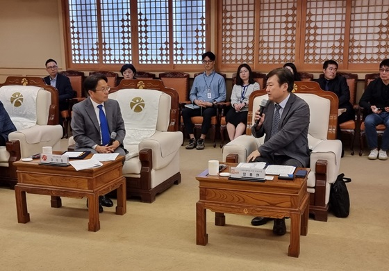 와이와이소프트·광주광역시 업무협약 체결식에서 양홍현 와이와이소프트 대표(사진 오른쪽)가 마이크를 잡고 발언 중이다. 양 대표 왼쪽은 강기정 광주광역시장/사진제공=와이와이소프트