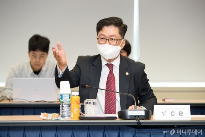 류광준 과학기술정보통신부 과학기술혁신본부장이 지난 23일 오후 서울 종로구 광화문교보빌딩 국가과학기술자문회의 대회의실에서 열린 '2024년 제3회 국가연구개발사업평가총괄위원회'를 주재하고 있다. /뉴스1