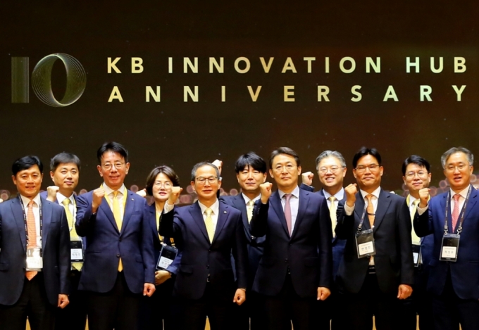 30일 KB국민은행 여의도 본점 신관. &#039;KB Innovation HUB센터&#039; 10주년 기념행사에서 권대영 금융위원회 사무처장((왼쪽에서 일곱번째), 양종희 KB금융그룹 회장(왼쪽에서 다섯번째), 이재근 KB국민은행 행장(왼쪽에서 세번째)이 기념촬영을 하고 있다./사진제공=KB금융지주