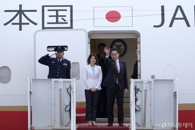 지난달 11일(현지시간) 미국 방문 일정을 마친 기시다 후미오 일본 총리와 부인 유코 여사가 미 메릴랜드주 앤드류스 합동기지에서 워싱턴 일정을 마치고 전용기에 오르며 인사하고 있다.- /사진=AP/뉴시스] 