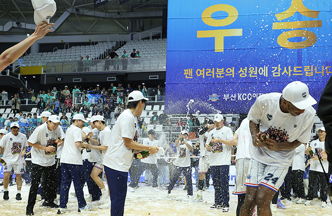 [포토] 허웅 '비에 젖어 술에 젖어'