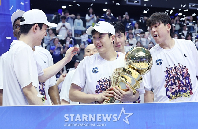 '챔프전 MVP' 허웅의 뜨거운 눈물 "10년 꾼 꿈이 현실이 됐다"... 동생 허훈과도 뜨거운 포옹 [수원 현장]