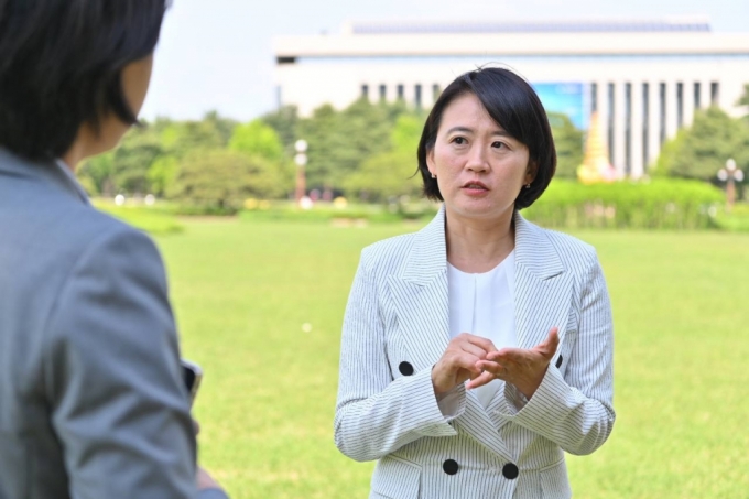 지난 1일 박지혜 민주당 경기 의정부갑 당선인은 서울 여의도 국회 의원회관 앞 잔디밭에서 머니투데이 더300(the300)과 만났다./사진=박지혜 당선인실