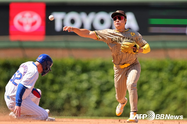 샌디에이고의 김하성이 9일(한국시간) 2024 메이저리그 정규시즌 시카고 컵스와 방문경기에서 병살플레이를 시도하고 있다. /AFPBBNews=뉴스1