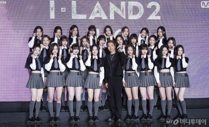  Mnet ̹ α׷ &#039;I-LAND2 : N/a&#039;( ̷2) ۹ǥȸ ڵ  ϰ ִ.  /=1