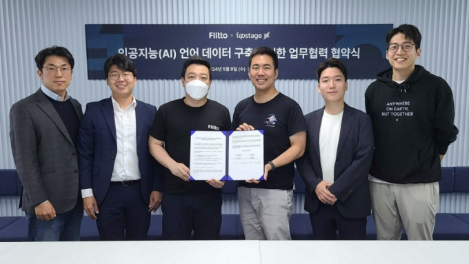 (왼쪽부터)플리토의 신기영 프로덕트전략실장, 박충원 커뮤니케이션실장, 이정수 대표, 업스테이지의 권순일 부사장, 박찬준 수석연구원, 김민성 LLM 비즈니스 개발&middot;세일즈 팀장 /사진=플리토 제공