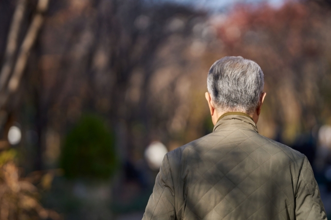 사랑하는 사람을 잃은 사람과 문자 및 음성 대화를 할 수 있도록 설계된 &#039;데드봇&#039;. 연구팀은 데드봇 사용이 남겨진 이의 괴로움을 가중할 수 있다며, 데드봇 사용자를 보호할 안전장치가 필요하다고 강조했다. /사진=게티이미지뱅크