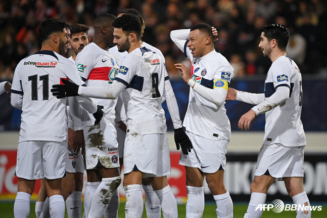 직접 이적 선언! 음바페, 연봉 33% 삭감하고 레알 간다... '앙숙' PSG 회장만 쏙 빼고 작별 인사 '논란'