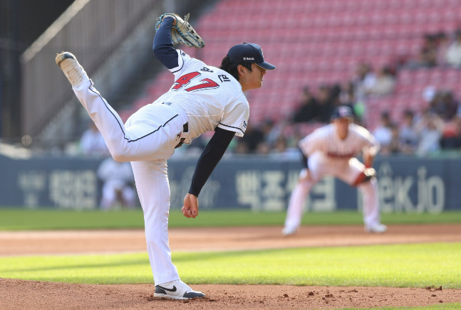 두산 베어스 투수 곽빈이 12일 서울 잠실구장에서 열린 KT 위즈와 2024 신한 SOL뱅크 KBO리그 더블헤더 2차전에 선발 등판해 힘차게 공을 뿌리고 있다.