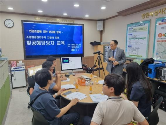  하이랜드코리아 권성일 대표가 조도계와 휘도계 장비 사용 방법과 측정 결과값 분석법 등을 교육하고 있다./사진제공=창원시