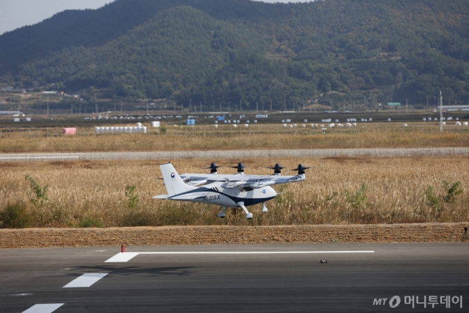 (서울=뉴스1) = 3일 오전 전남 고흥군에서 열린 '한국형 도심항공교통(K-UAM)' 그랜드챌린지 공개 비행 시연 행사에서 국내 기술로 개발된 자율비행 개인항공기(오파브&middot;OPPAV)가 이륙하고 있다. 