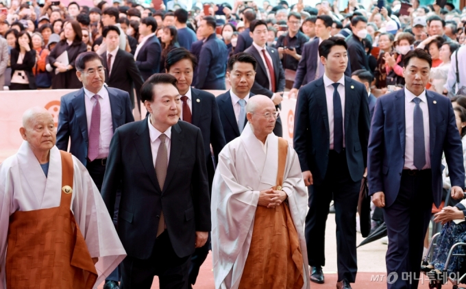 [서울=뉴시스] 조수정 기자 = 윤석열 대통령이 15일 서울 종로구 조계사에서 열린 불기 2568년 부처님오신날 봉축법요식에 입장하고 있다. (대통령실통신사진기자단) 2024.05.15. chocrystal@newsis.com /사진=조수정