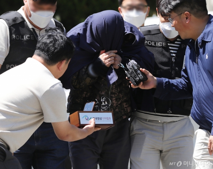 태국 파타야에서 한국인 남성 살해 범행에 가담한 혐의를 받는 20대 피의자가 15일 오후 경남 창원 창원지법에서 열린 구속 전 피의자 심문(영장실질심사)에 출석하고 있다. /사진=뉴스1