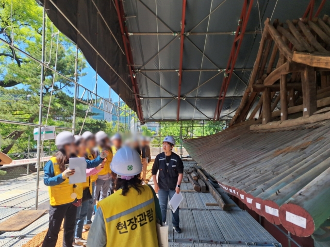 16일 오후 2시쯤 서울 종로구 명륜동에 위치한 성균관 대성전 지붕. 이날 문화재청은 지붕 보수 공사 현장을 일반 시민들에게 특별 공개했다. /사진=김지은 기자