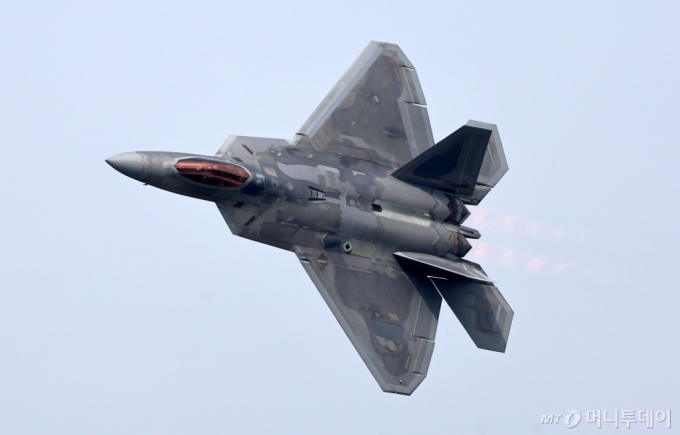 우리 공군 최강 전력인 F-35A 프리덤 나이트(Freedom Knight)가 세계 최강 전투기인 F-22 랩터(Raptor)와 16일 한반도 상공에서 가상 공방전을 펼쳤다. 사진은 지난해 10월 경기도 성남시 서울공항에서 열린 '2023 서울 항공우주방위산업전시회(ADEX)'에서 미 공군 전투기 F-22 랩터가 시범비행에 나선 모습. / 사진=뉴스1
