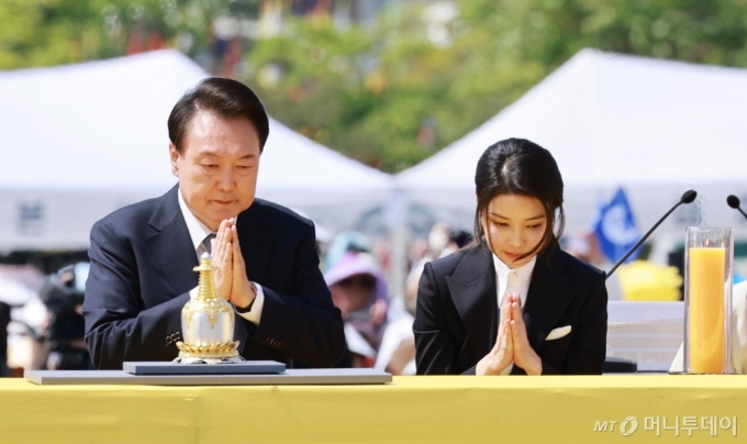 [양주=뉴시스] 전신 기자 = 윤석열 대통령과 부인 김건희 여사가 19일 양주 회암사지 특설무대에서 열린 '회암사 사리 이운 기념 문화축제 및 삼대화상 다례재'에서 헌등한 뒤 합장하고 있다. (대통령실통신사진기자단) 2024.05.19. photo1006@newsis.com /사진=전신