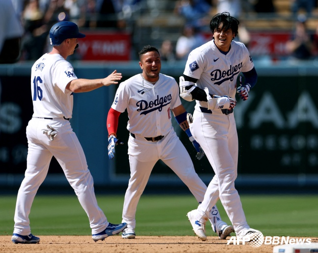 오타니 쇼헤이(맨 오른쪽)가 20일(한국시간) 신시내티 레즈와 2024 메이저리그 정규시즌 홈경기에서 연장 10회말 끝내기 안타를 치고 축하받고 있다. /AFPBBNews=뉴스1