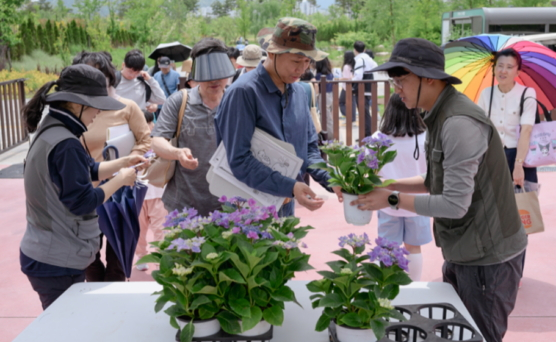 국립세종수목원에서 식물보전캠페인에 참여한 관람객들에게 반려식물을 나눠주고 있다./사진제공=한국수목원정원관리원