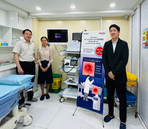 이항재 아이넥스 대표(사진 오른쪽)가 실시간 AI 내시경 솔루션 에나드(ENAD)를 설치하고 둥(Dr. Ho Dang Quy Dung) 초레이병원 소화기내시경센터장과 기념 촬영을 하고 있다/사진제공=아이넥스 