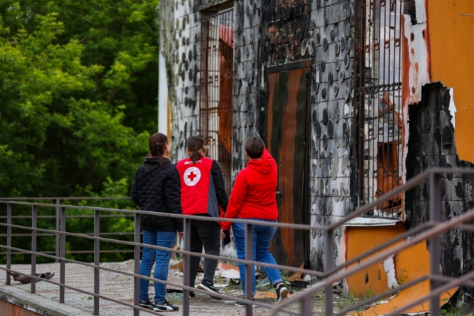 대한적십자사와 우크라이나적십자사 직원들이 이반키우에서 포화로 폐허가 된 건물을 살피고 있다./사진=대한적십자사