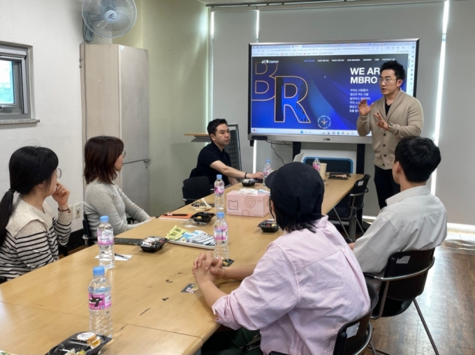 엠브로컴퍼니 임형재 대표가 소상공인들을 대상으로 지역활성화 방안을 이야기하고 있다./사진제공 = 홍은종합사회복지관