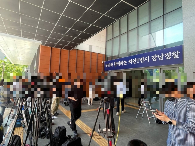 21일 오후 2시쯤 서울 강남경찰서 앞에 취재진이 대기하고 있다. 가수 김호중(33)은 취재진을 피해 지하주차장을 통해 경찰에 출석했다. /사진=김지성 기자
