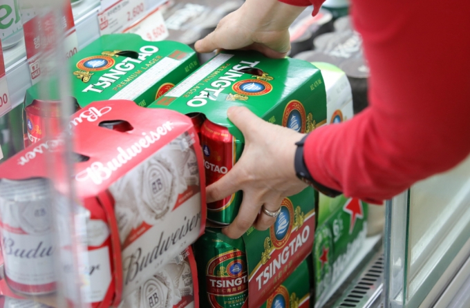 [서울=뉴시스] 홍효식 기자 =서울시내 한 마트에서 중국산 맥주가 판매되고 있다. 