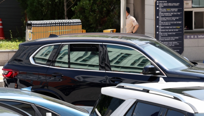 [서울=뉴시스] 추상철 기자 = 21일 오후 서울 강남구 강남경찰서에서 음주 뺑소니 혐의를 받는 트로트 가수 김호중이 탔던 차량이 청사를 나서고 있다.