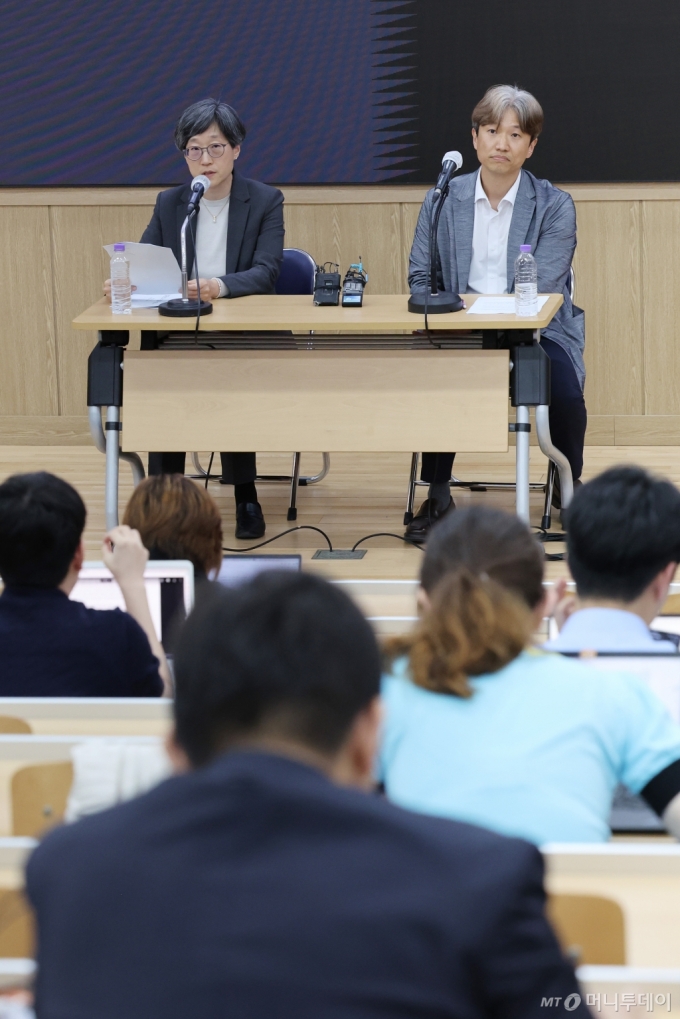 [서울=뉴시스] 김진아 기자 = 강희경 서울의대 서울대병원 교수협의회 비상대책위원장이 21일 서울 종로구 서울의대 융합관 양윤선홀에서 '의사 수 추계 연구' 관련 서울의대-서울대병원 비대위 기자회견을 하고 있다. 2024.05.21. bluesoda@newsis.com /사진=김진아