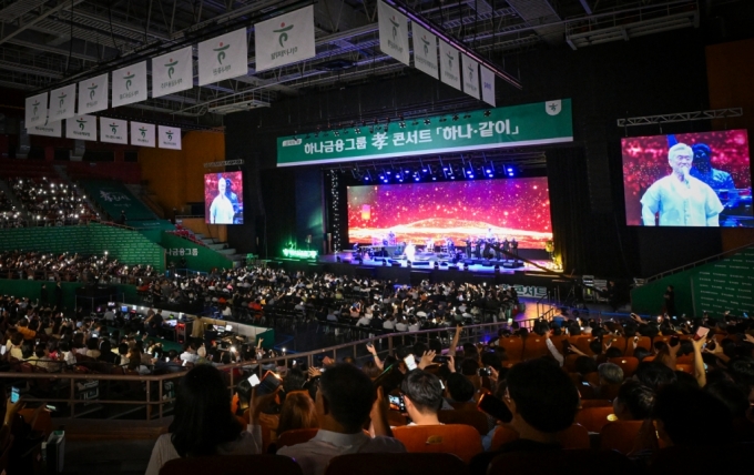 지난 21일 오후 서울 올림픽공원. 하나금융그룹이 개최한 '하나 · 같이' 효(孝) 콘서트에서 가수 장사익이 노래하고 있다/사진=하나금융 