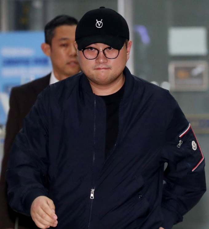 음주 뺑소니 혐의를 받는 트로트 가수 김호중이 21일 오후 서울 강남구 강남경찰서에서 경찰 조사를 받은후 귀가하고 있다./사진=뉴시스