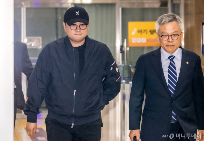 음주 뺑소니 혐의를 받는 트로트 가수 김호중이 21일 오후 서울 강남구 강남경찰서에서 경찰 조사를 받은후 귀가하고 있다. /사진=뉴시스