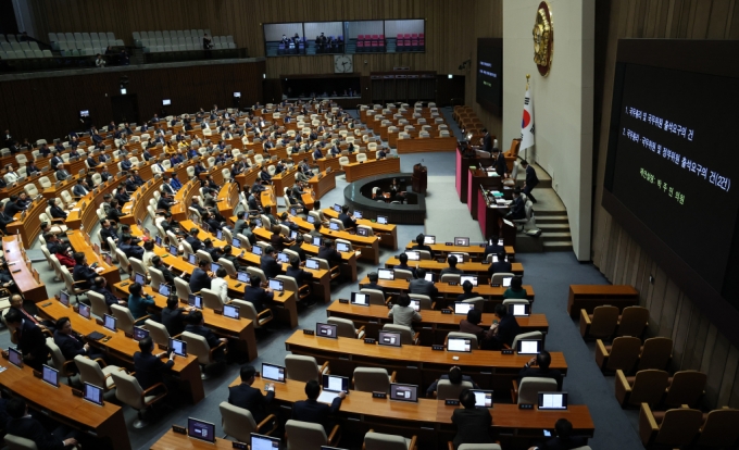 김진표 국회의장이 지난2월19일 오후 서울 여의도 국회에서 열린 제413회국회(임시회) 1차 본회의에서 국무총리 및 국무위원 출석 요구의 건, 국무총리·국무위원 및 정부위원 출석요구의 건을 상정 하고 있다./사진=뉴시스