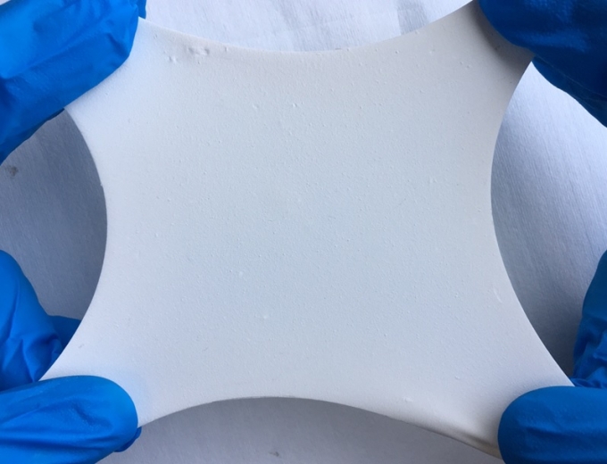 국내 연구팀이 마음대로 늘리거나 줄여도 무선통신이 가능한 고무&middot;세라믹 소재 회로 기판을 개발했다./사진제공=과학기술정보통신부