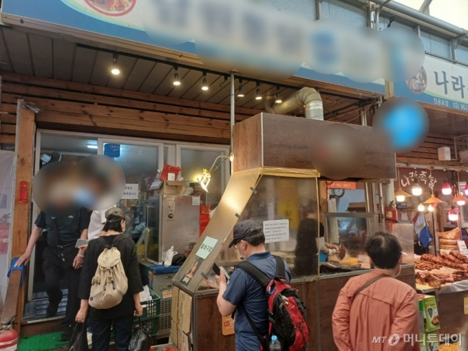 22일 오전 11시쯤 서울 동대문구 청량리 통닭 골목의 한 가게 앞에 시민들이 줄을 서서 대기하고 있다./사진=오석진 기자