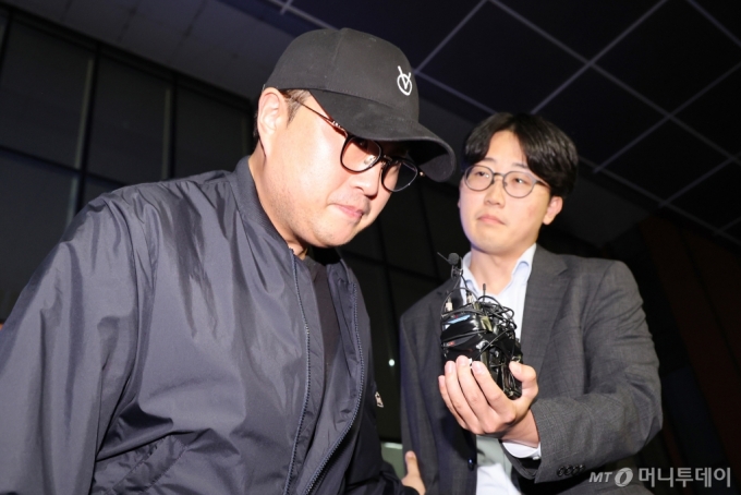  뺑소니 혐의와 음주 운전 의혹을 받는 트로트 가수 김호중이 21일 오후 서울 강남경찰서에서 조사를 마치고 나오며 고개를 숙이고 있다. /사진=뉴스1